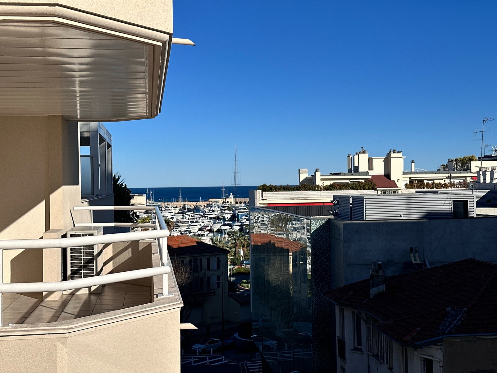 2 pièces vue mer Vieil Antibes proche gare et port balcon,parking