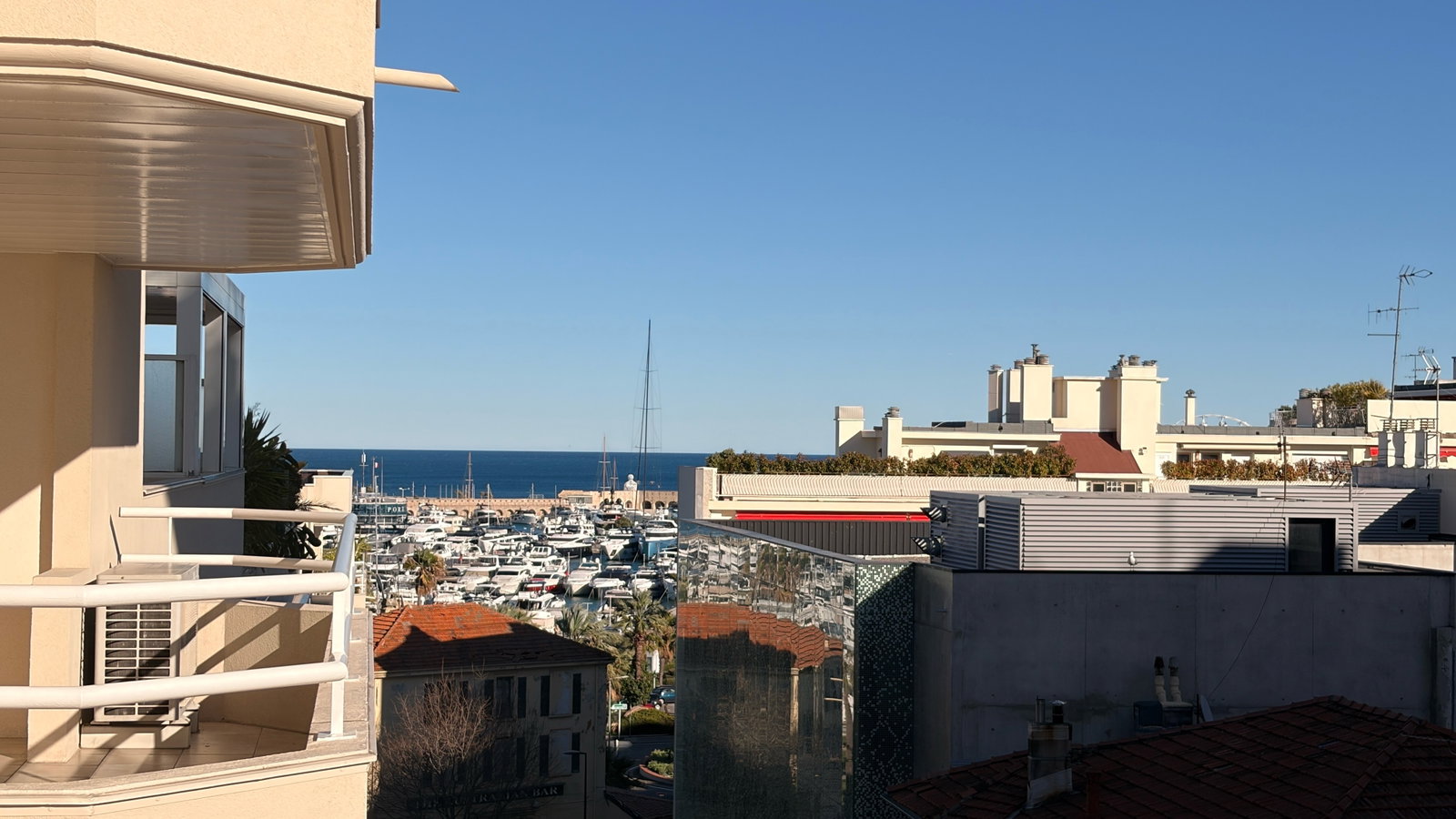 2 pièces vue mer Vieil Antibes proche gare et port balcon,parking