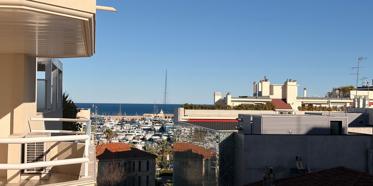 2 pièces vue mer Vieil Antibes proche gare et port balcon,parking