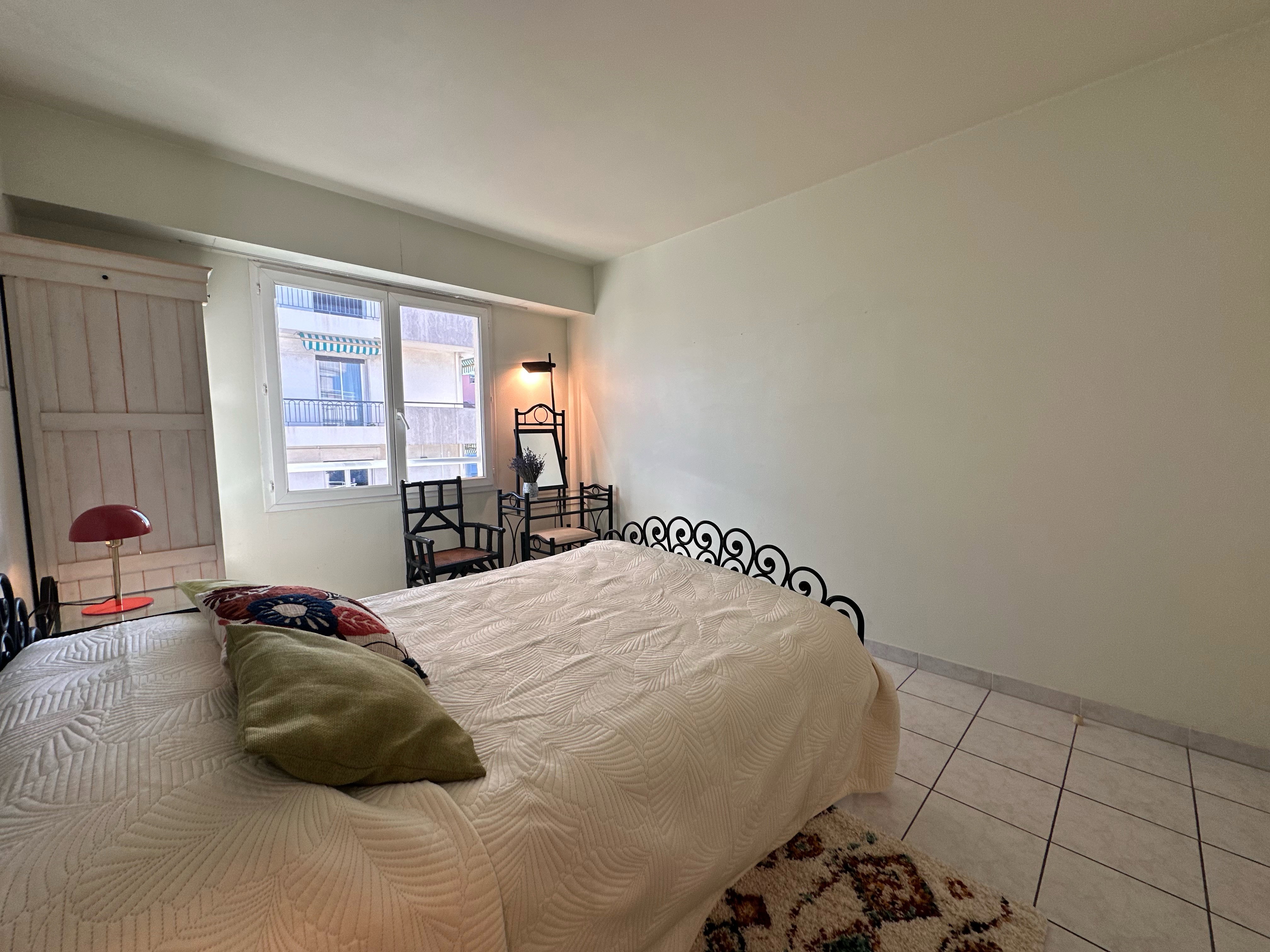 2-room sea view flat in Old Antibes, close to the train station and port,parking