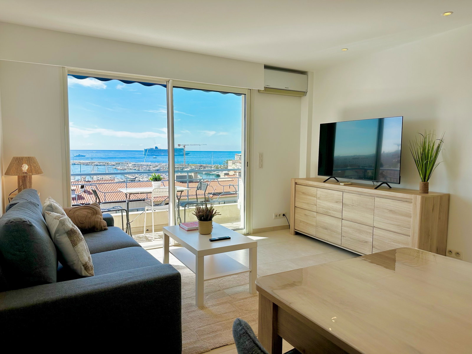 South-facing 3-room apartment with sea view and balcony – Cannes