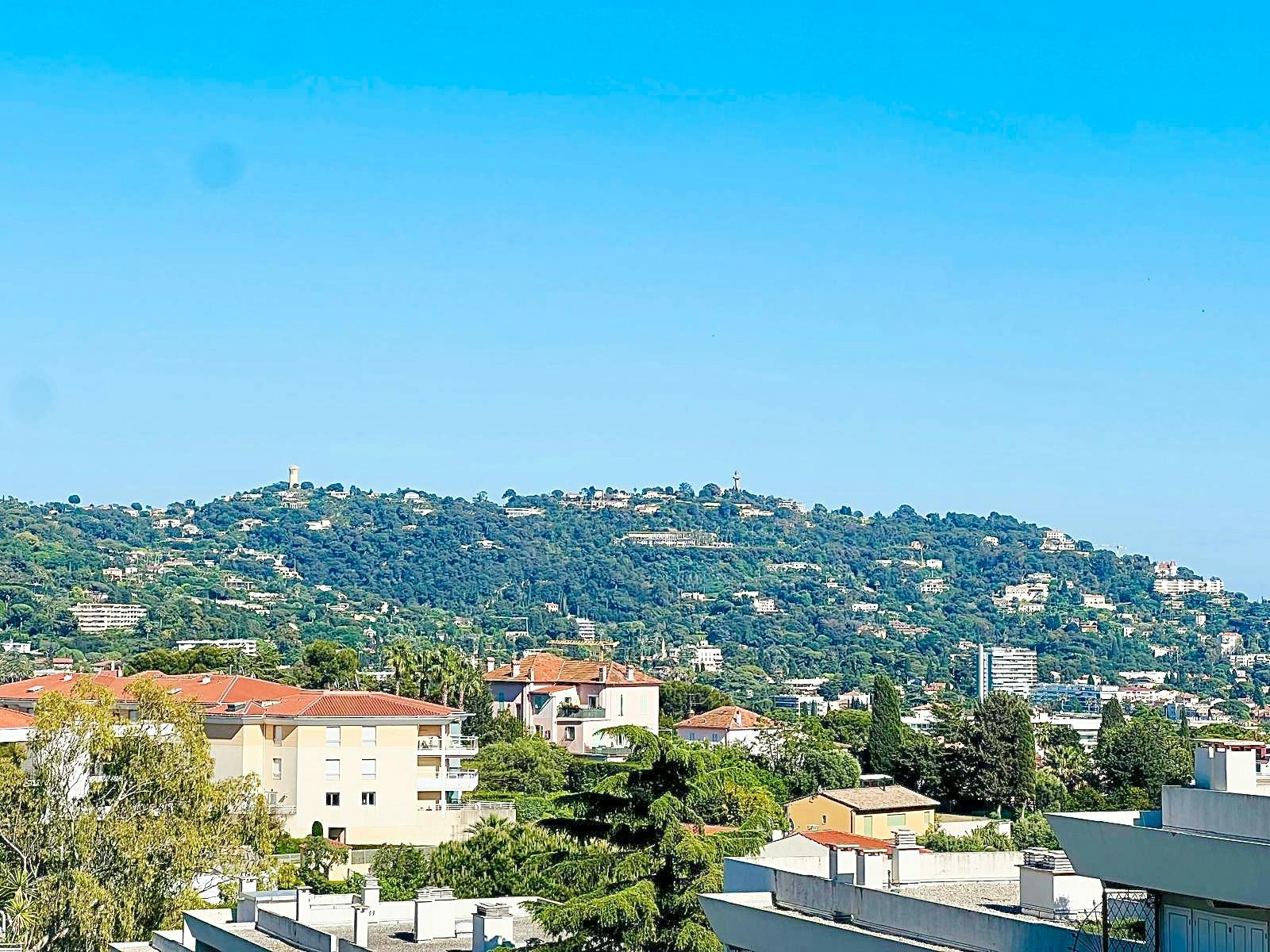 Beautiful 2-room flat with mountain view, 10 minutes from Cannes city center.