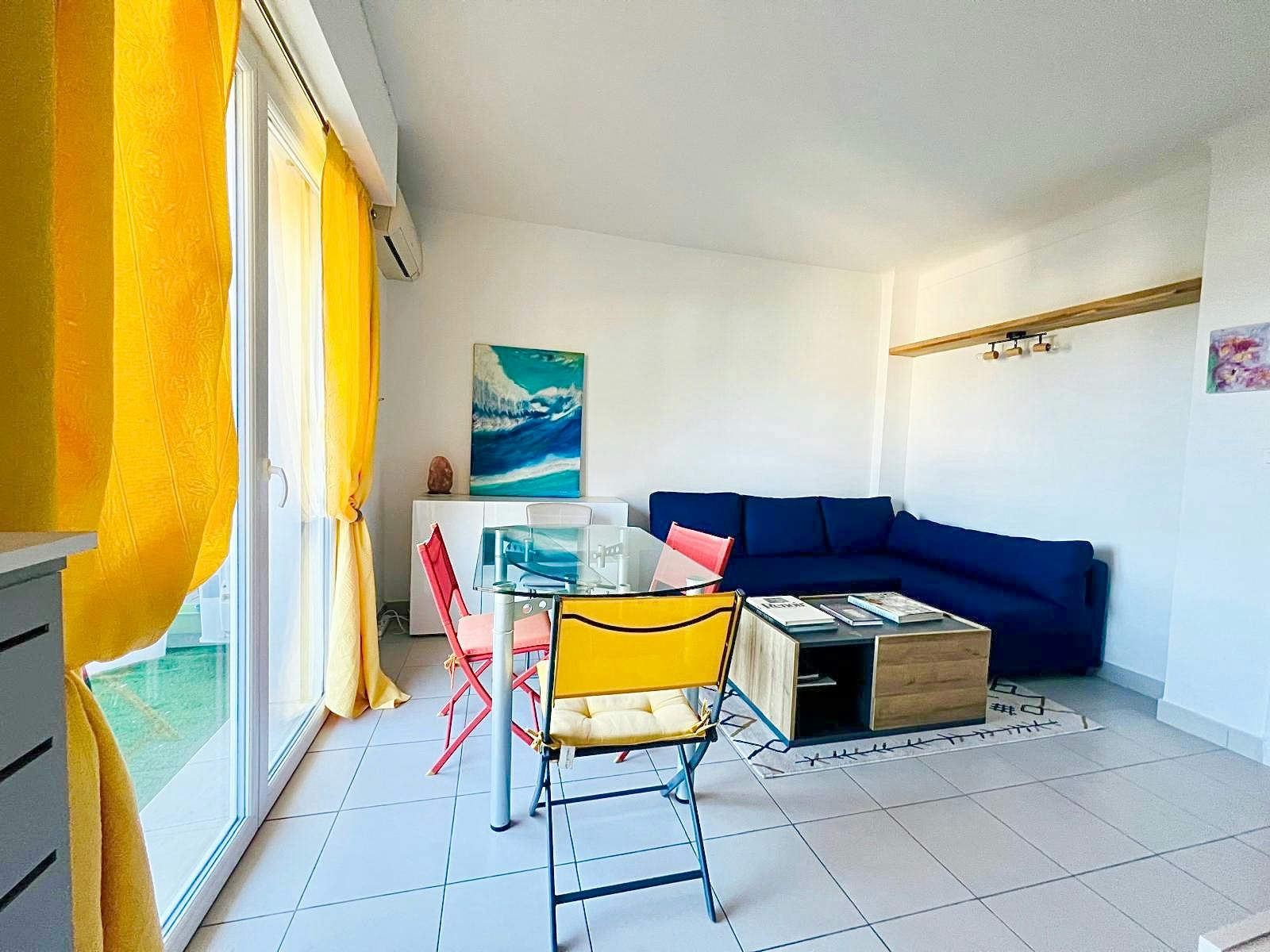 Beautiful 2-room flat with mountain view, 10 minutes from Cannes city center.