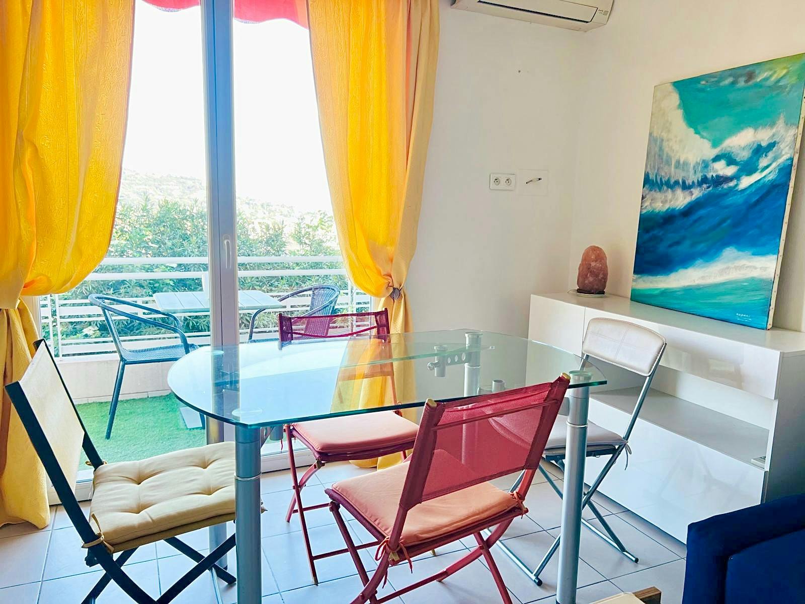 Beautiful 2-room flat with mountain view, 10 minutes from Cannes city center.