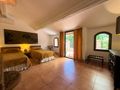 Bienvenue dans ce rez-de-jardin de 145 m² au charme provençal.