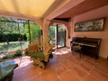 Bienvenue dans ce rez-de-jardin de 145 m² au charme provençal.