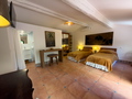 Bienvenue dans ce rez-de-jardin de 145 m² au charme provençal.