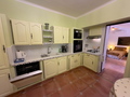 Bienvenue dans ce rez-de-jardin de 145 m² au charme provençal.