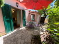 Bienvenue dans ce rez-de-jardin de 145 m² au charme provençal.