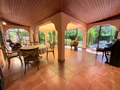 Bienvenue dans ce rez-de-jardin de 145 m² au charme provençal.