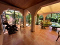 Bienvenue dans ce rez-de-jardin de 145 m² au charme provençal.