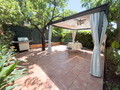 Bienvenue dans ce rez-de-jardin de 145 m² au charme provençal.