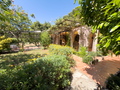 Bienvenue dans ce rez-de-jardin de 145 m² au charme provençal.