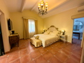 Bienvenue dans ce rez-de-jardin de 145 m² au charme provençal.