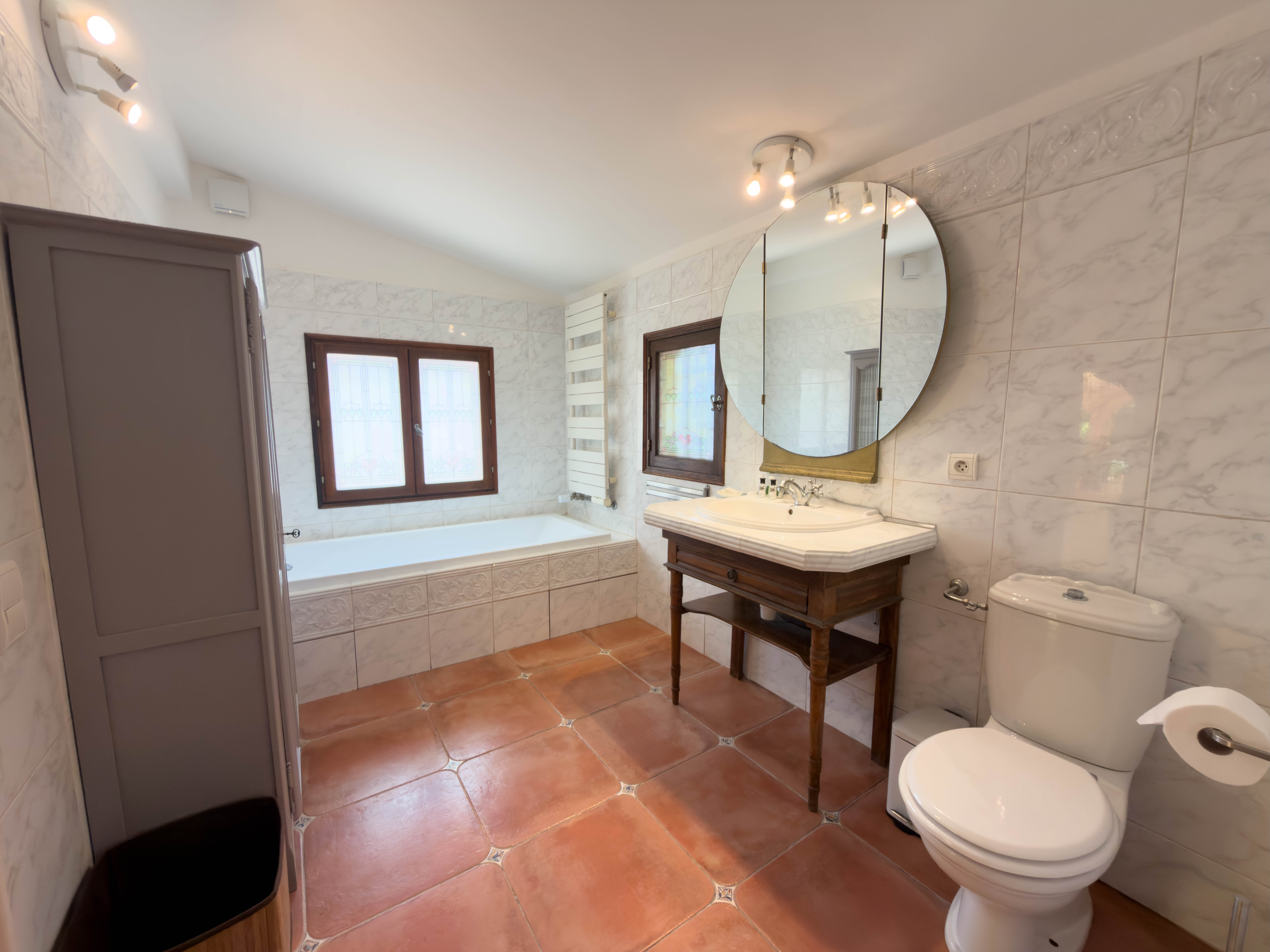 Bienvenue dans ce rez-de-jardin de 145 m² au charme provençal.