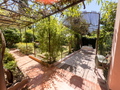Bienvenue dans ce rez-de-jardin de 145 m² au charme provençal.