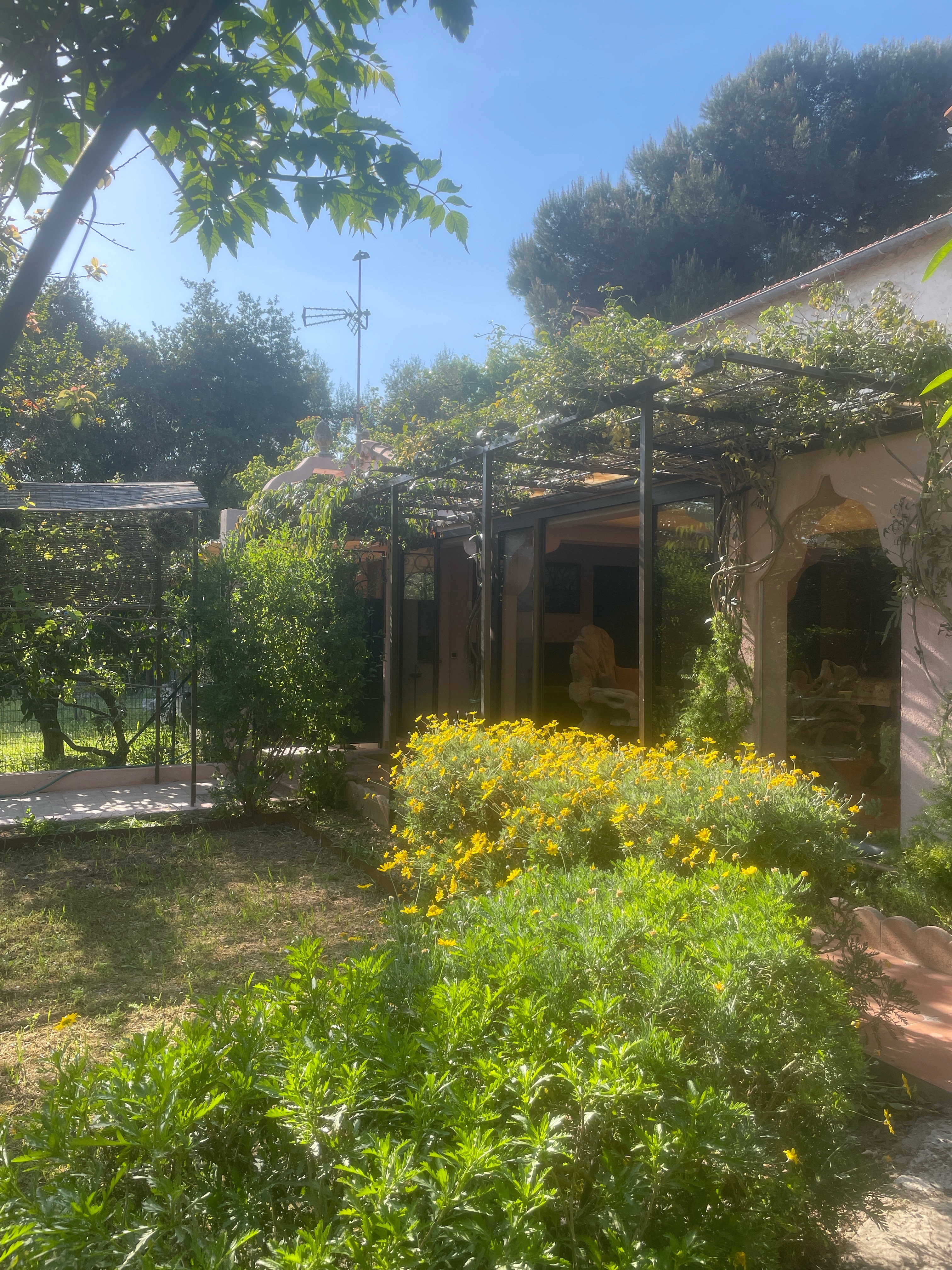 Bienvenue dans ce rez-de-jardin de 145 m² au charme provençal.