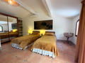 Bienvenue dans ce rez-de-jardin de 145 m² au charme provençal.