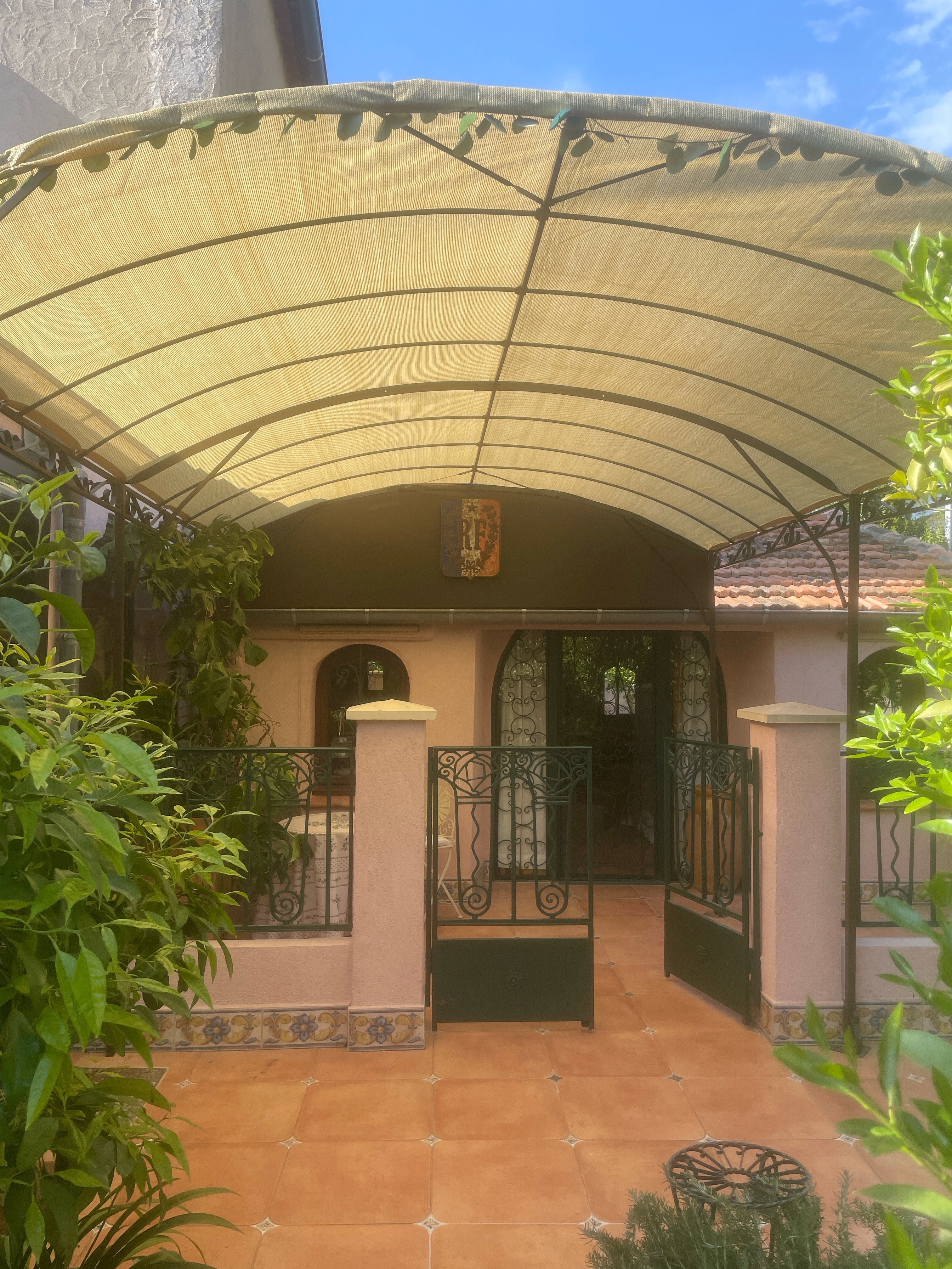 Bienvenue dans ce rez-de-jardin de 145 m² au charme provençal.