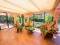 Bienvenue dans ce rez-de-jardin de 145 m² au charme provençal.