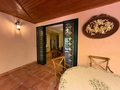 Bienvenue dans ce rez-de-jardin de 145 m² au charme provençal.