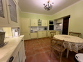 Bienvenue dans ce rez-de-jardin de 145 m² au charme provençal.