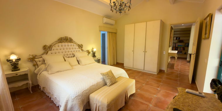 Bienvenue dans ce rez-de-jardin de 145 m² au charme provençal.