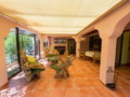 Bienvenue dans ce rez-de-jardin de 145 m² au charme provençal.