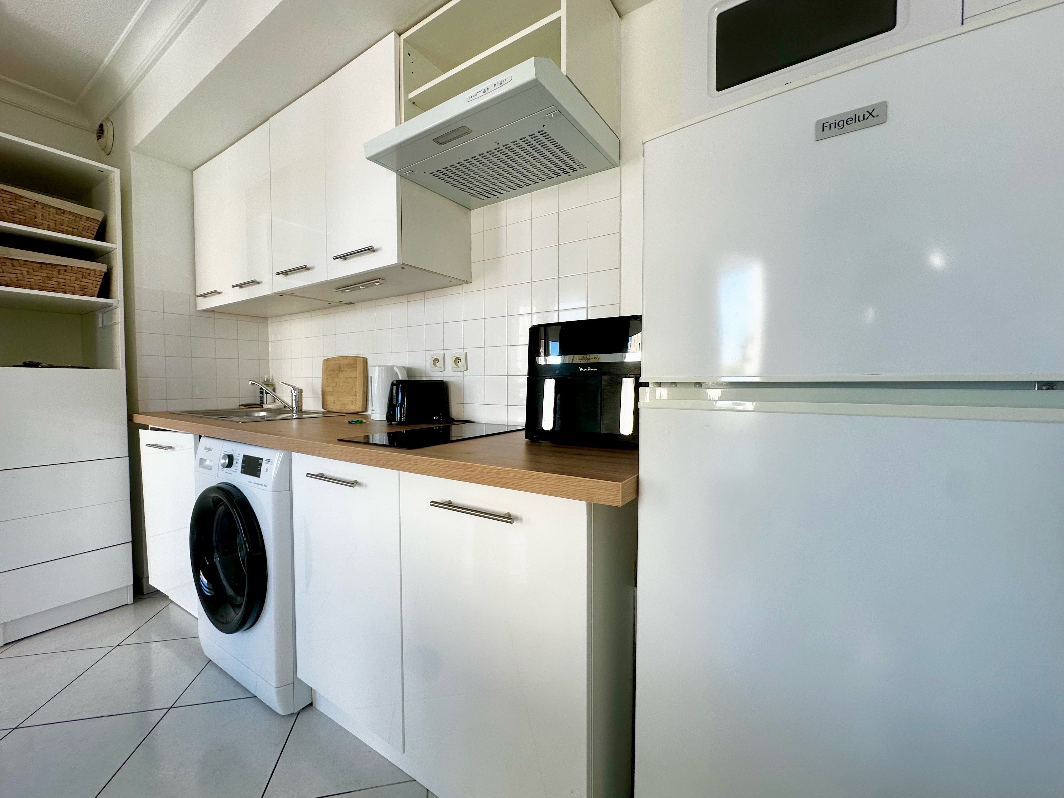 Spatious and light 1 bedroom, 500 meters from the beaches and nearby all