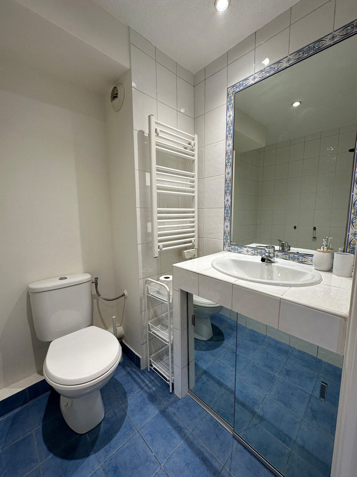 Full bathroom image 1