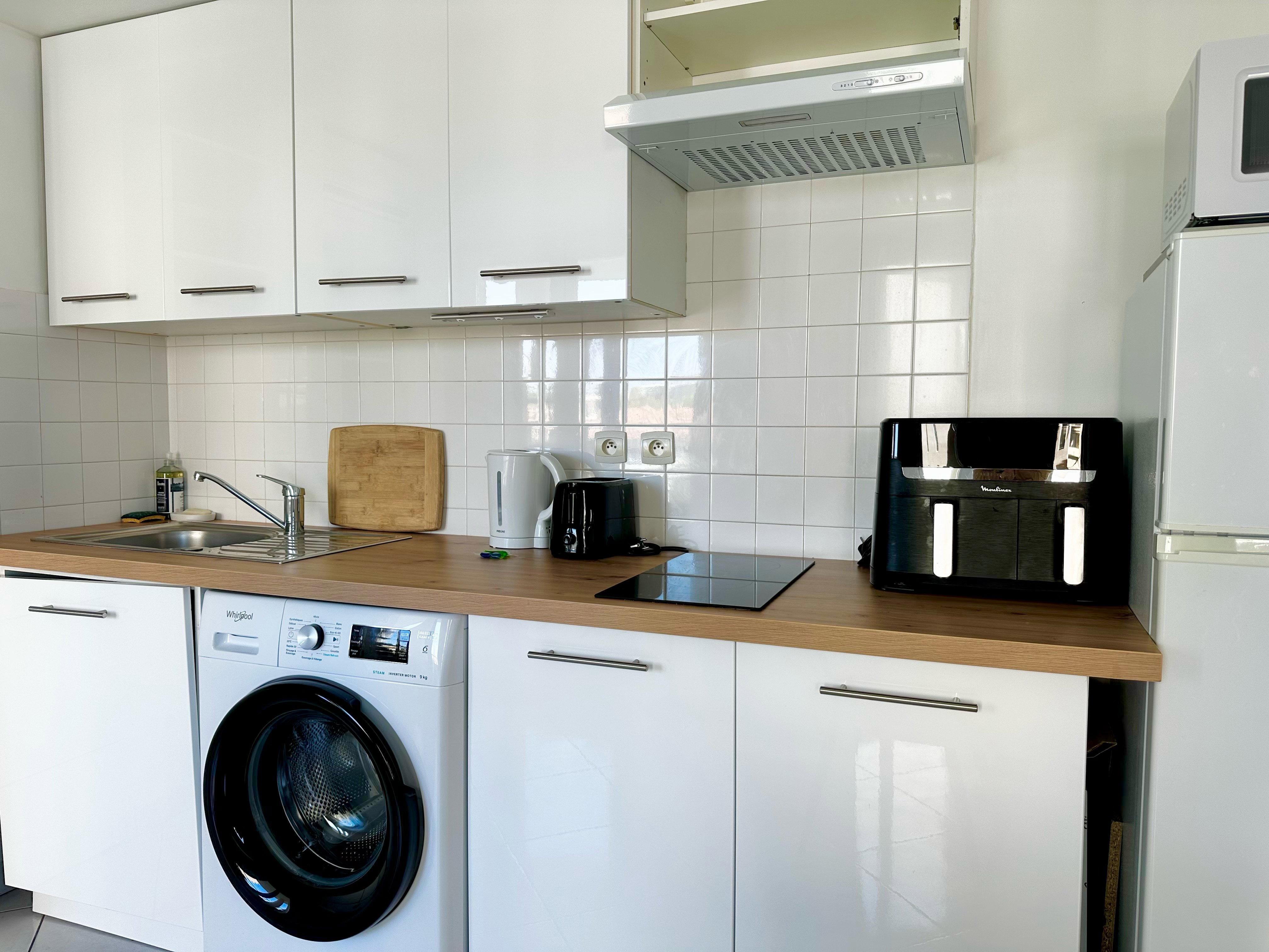 Spatious and light 1 bedroom, 500 meters from the beaches and nearby all