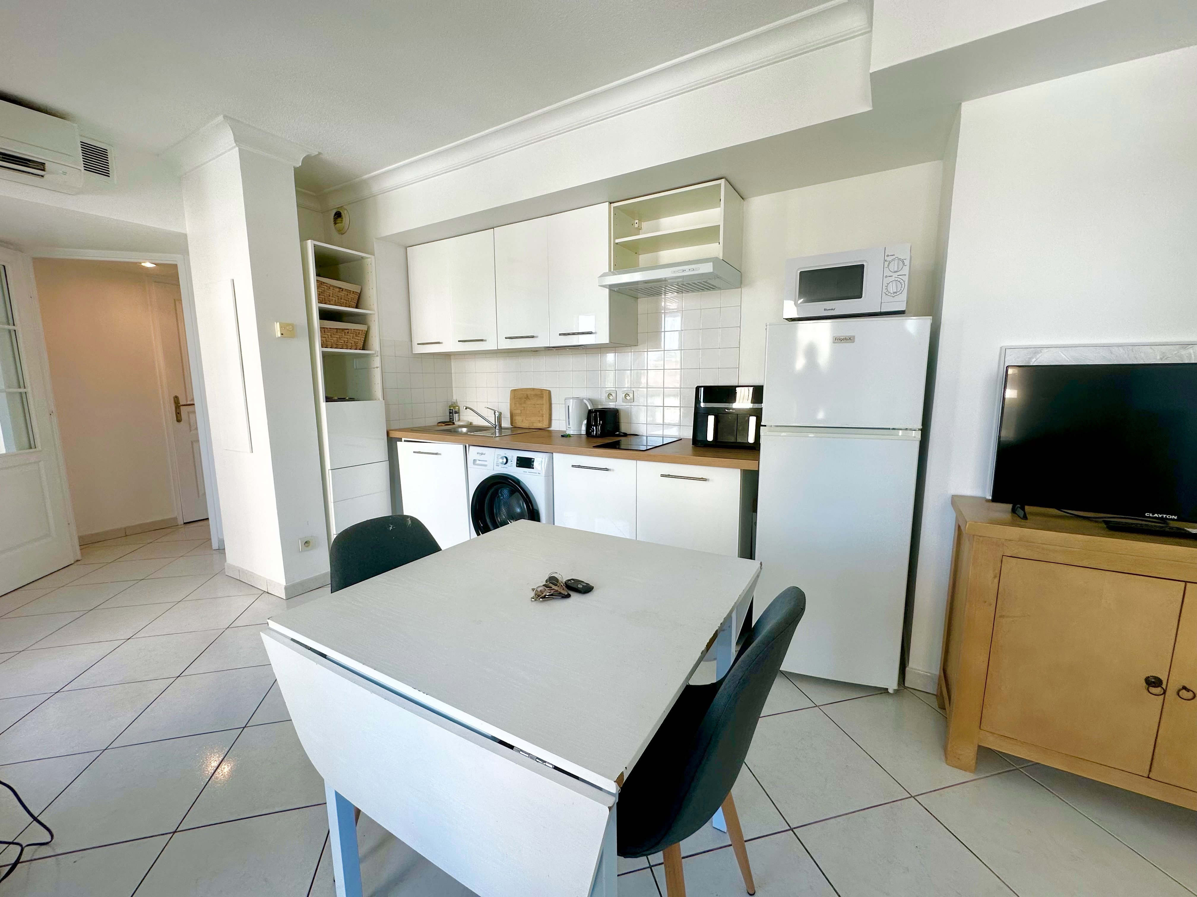Spatious and light 1 bedroom, 500 meters from the beaches and nearby all