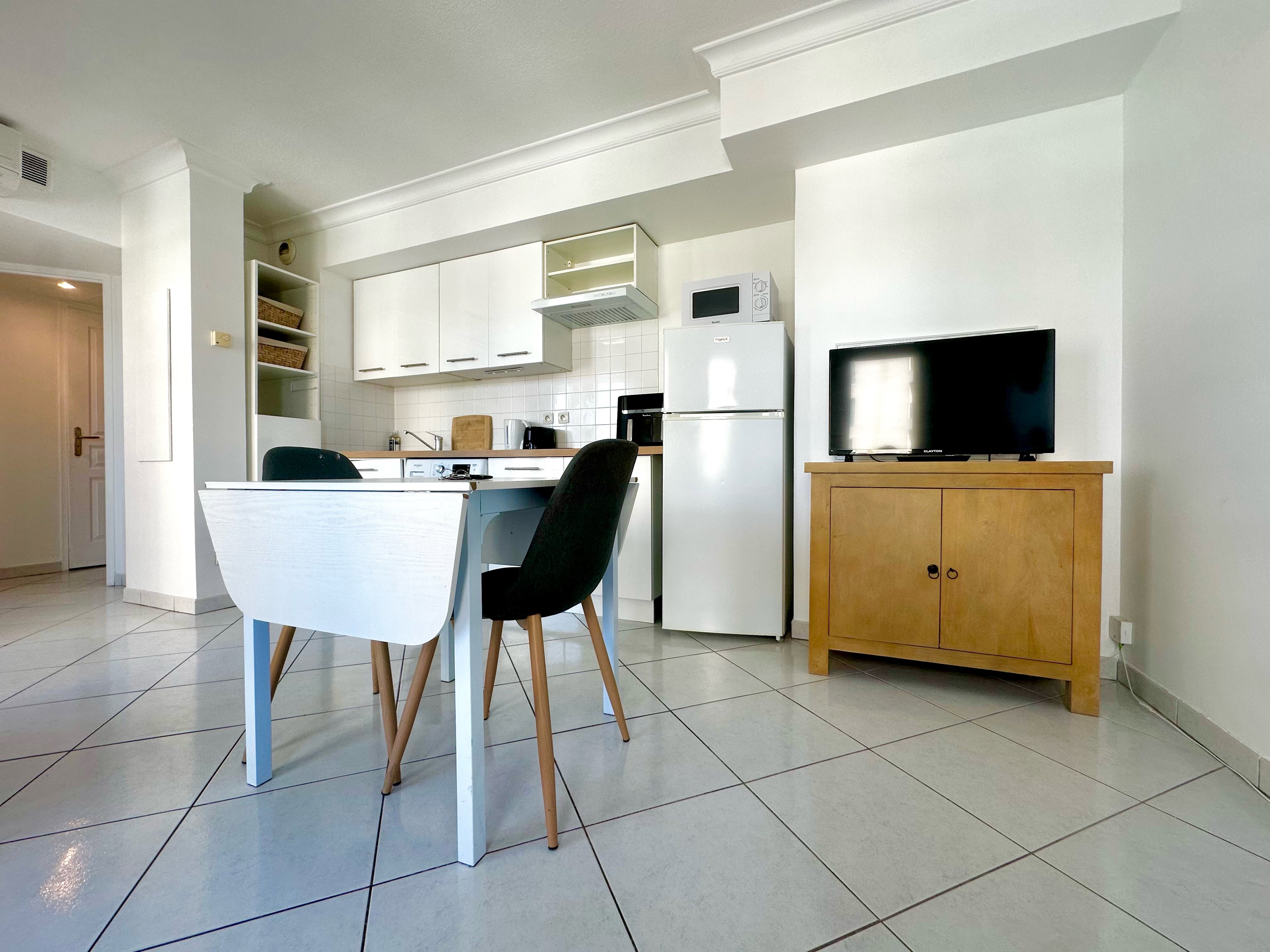 Spatious and light 1 bedroom, 500 meters from the beaches and nearby all