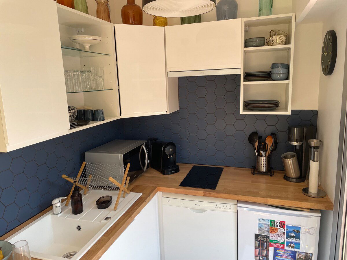 Full kitchen image 1