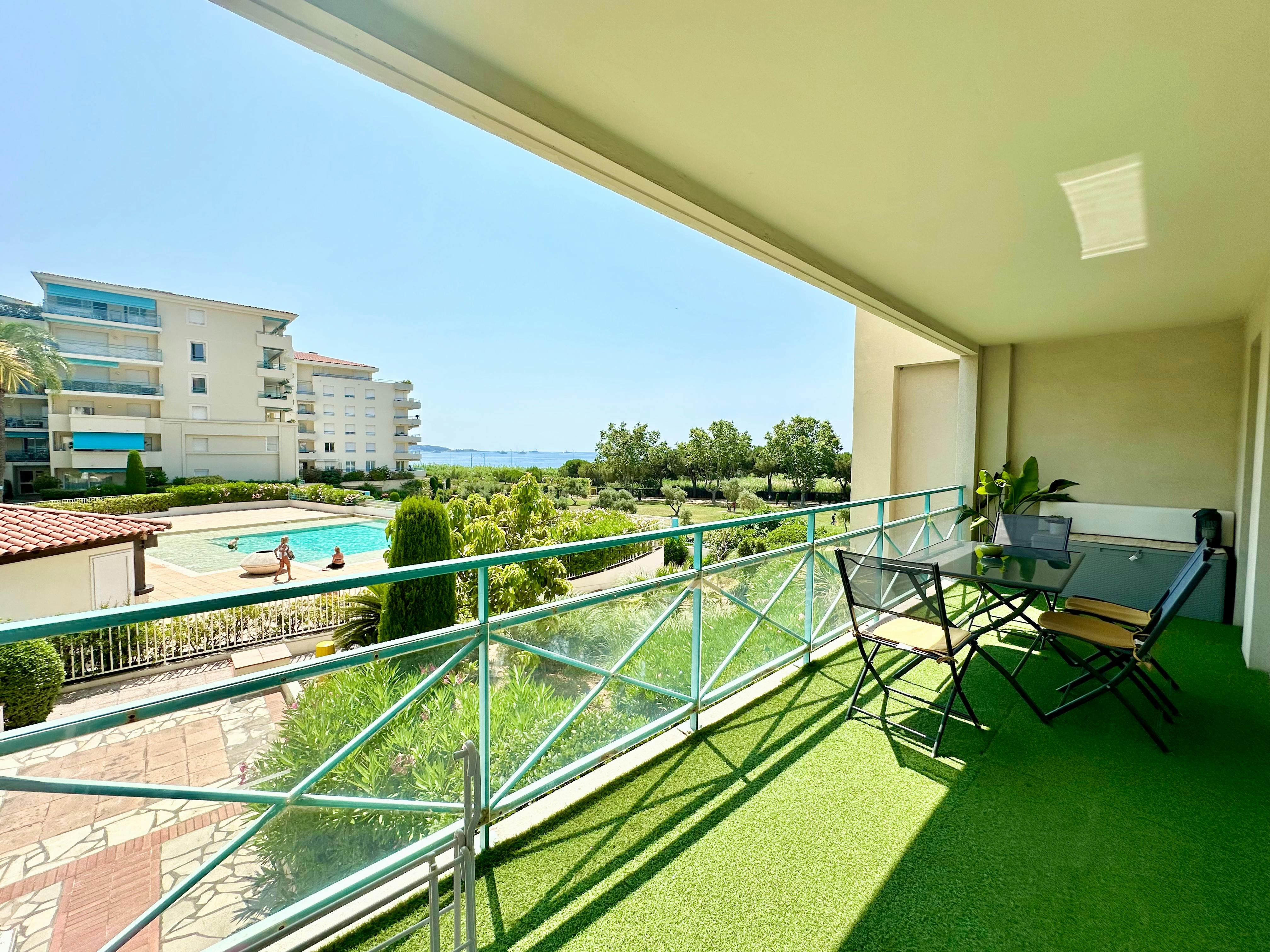 Come and discover our charming, recently renovated apartment with a sea view.