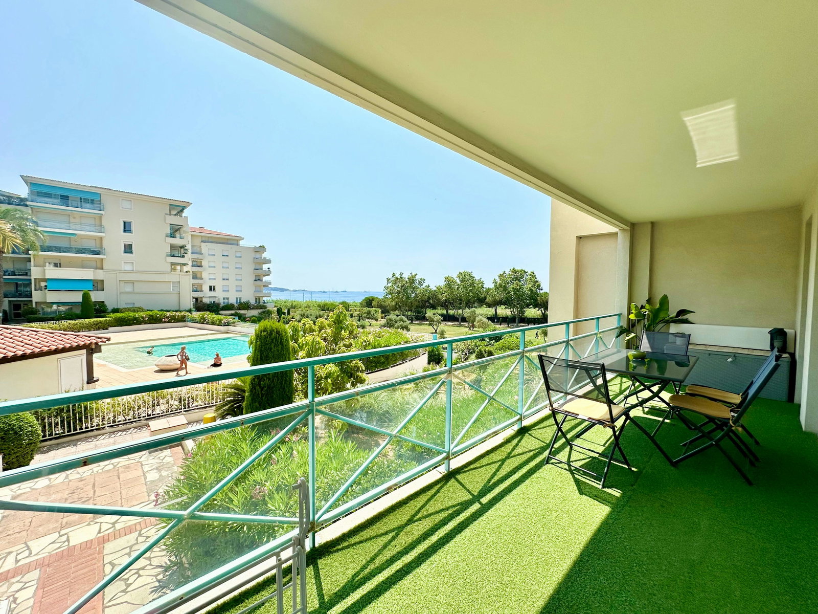 Venez découvrir notre charmant appartement récemment rénové avec vue sur mer.