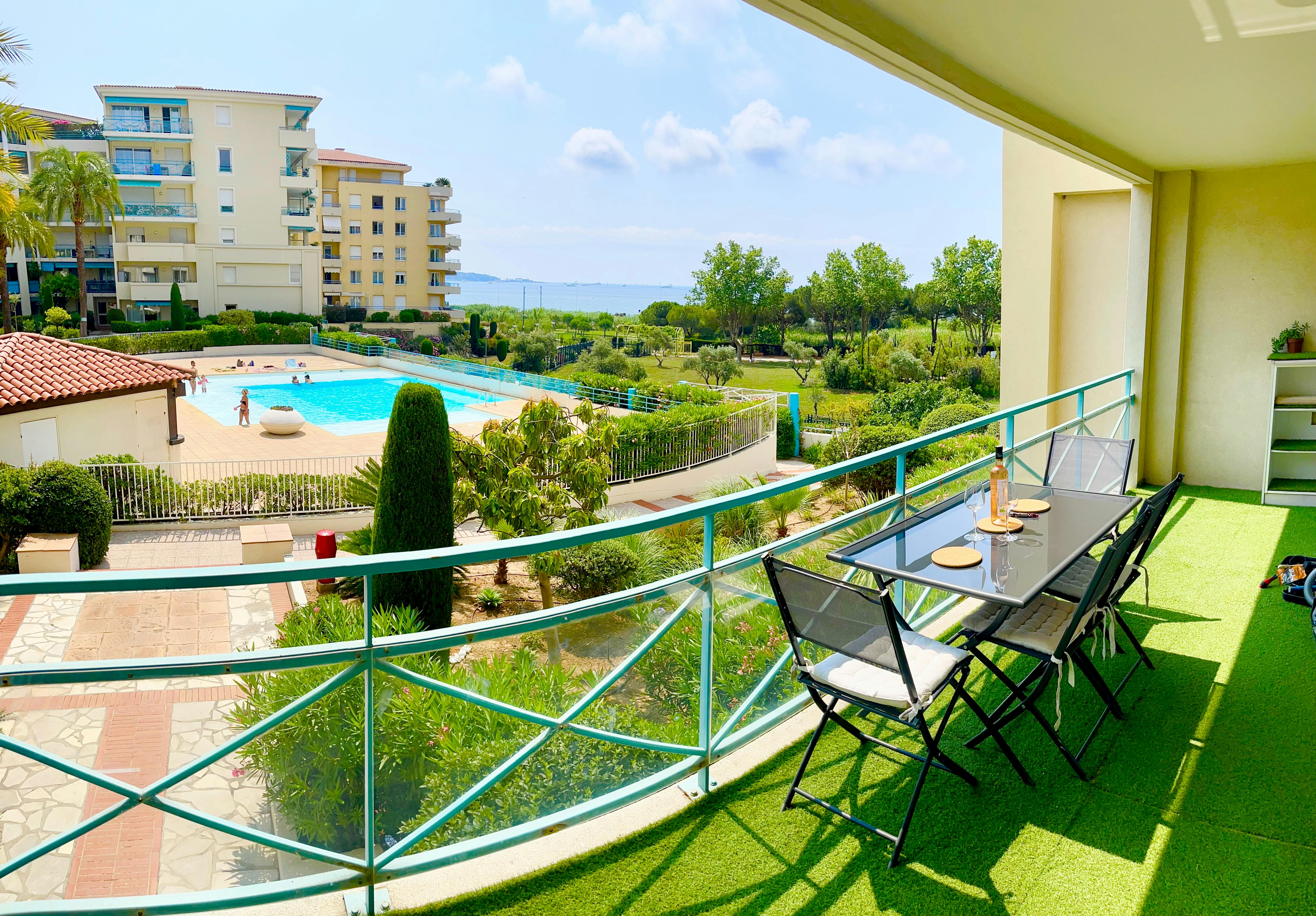 Come and discover our charming, recently renovated apartment with a sea view.