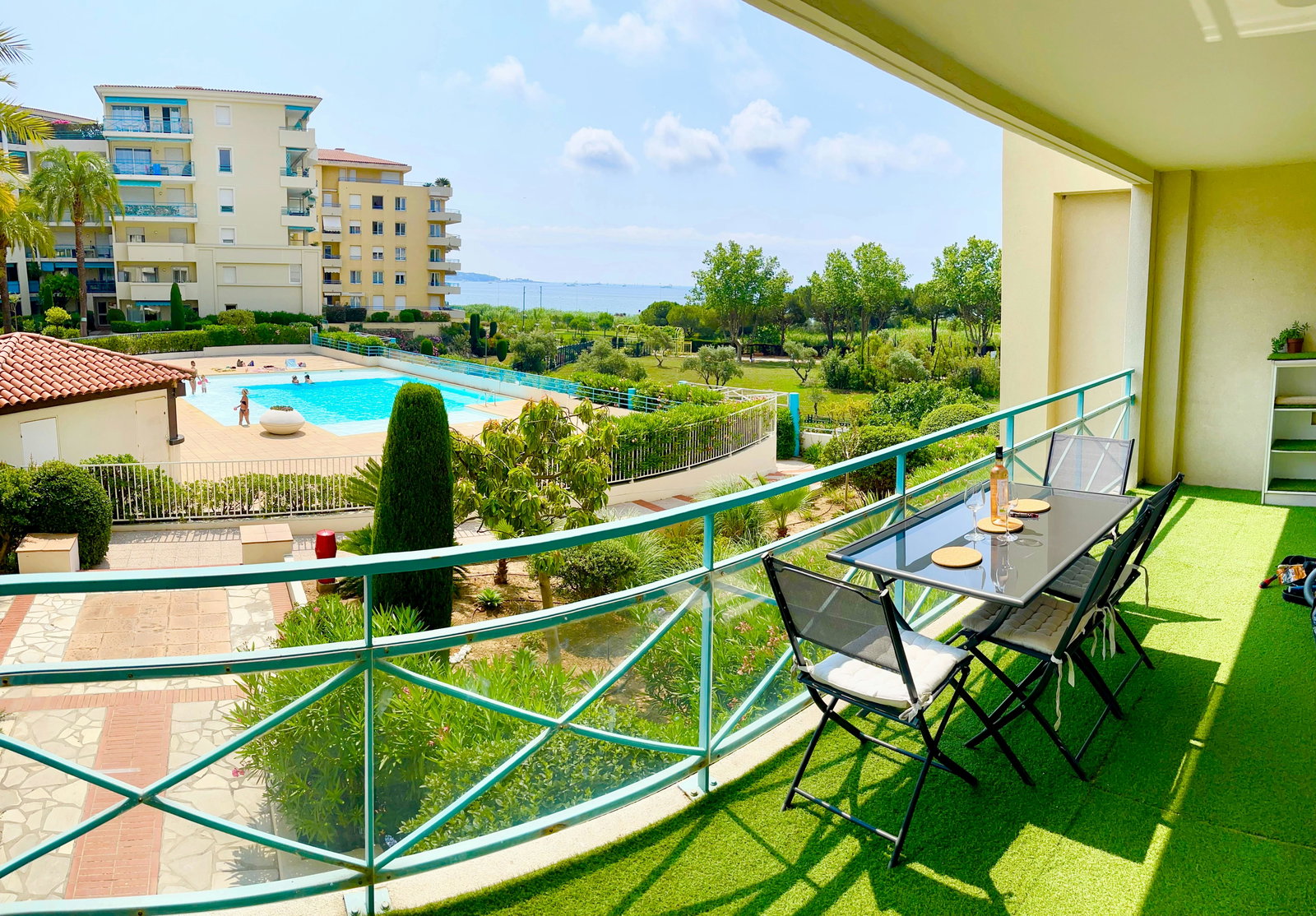 Venez découvrir notre charmant appartement récemment rénové avec vue sur mer.