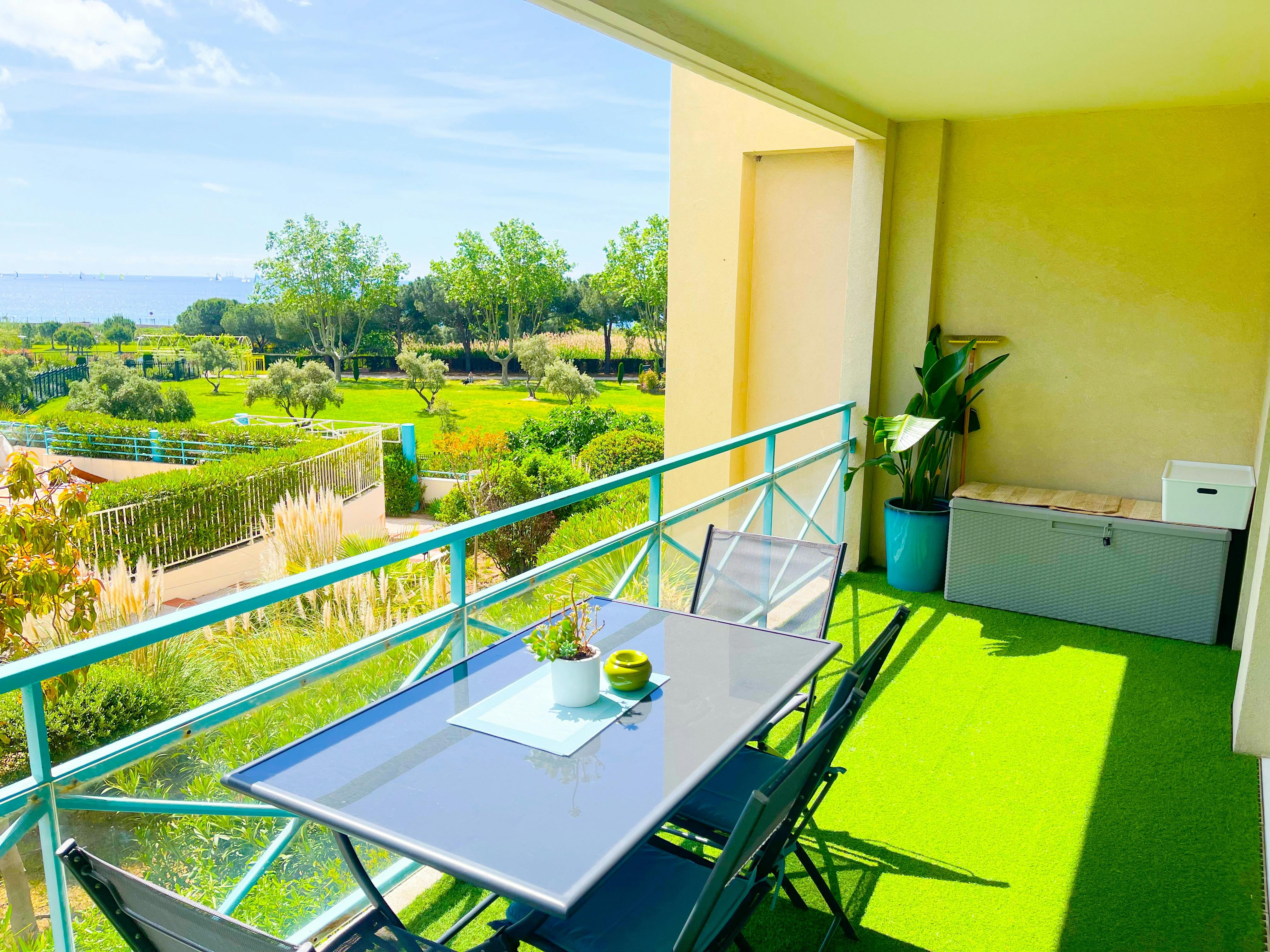 Come and discover our charming, recently renovated apartment with a sea view.