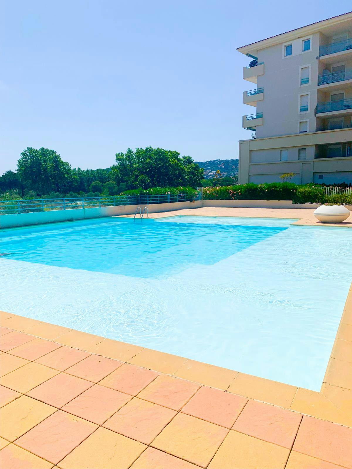Venez découvrir notre charmant appartement récemment rénové avec vue sur mer.