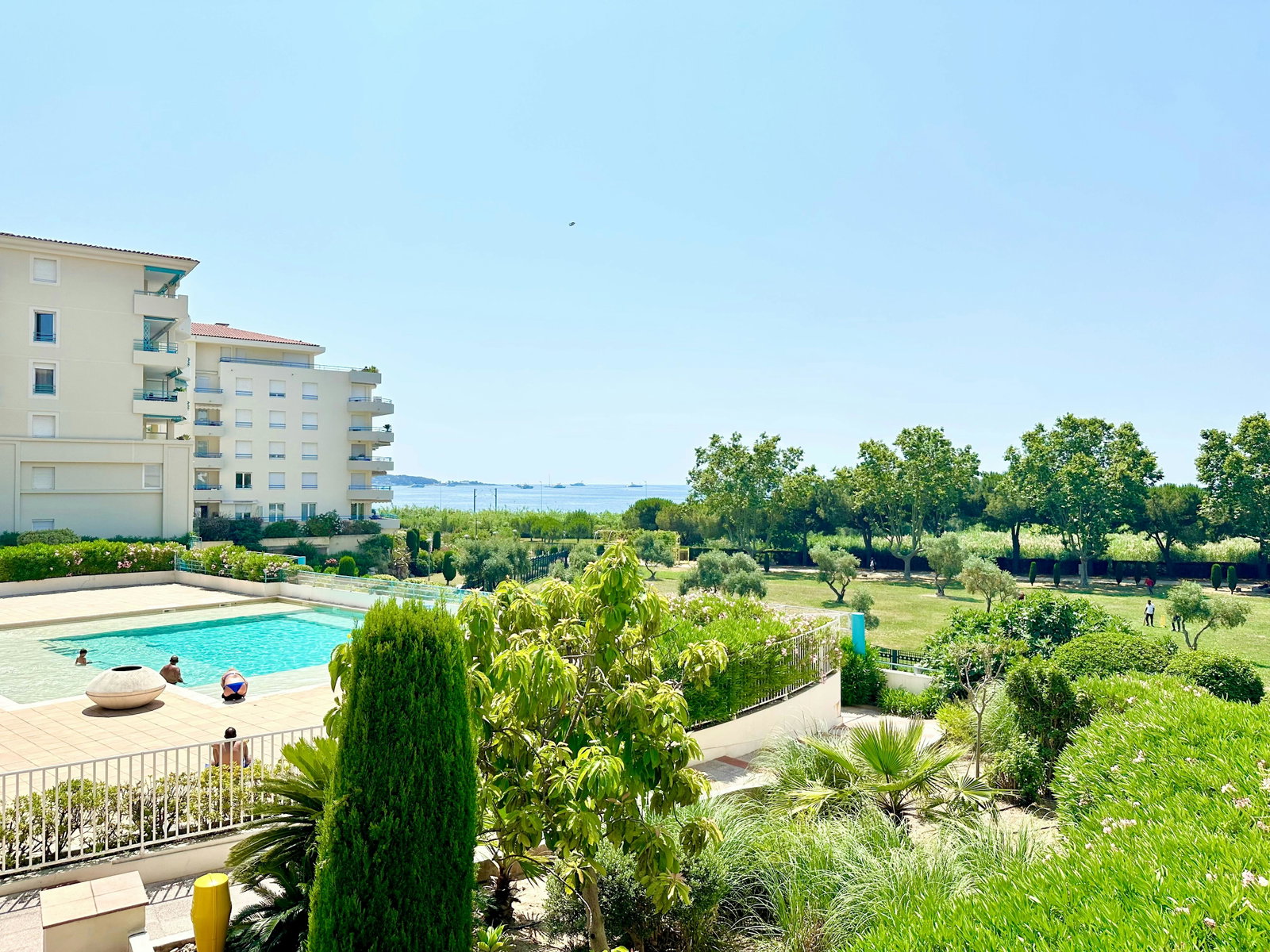 Venez découvrir notre charmant appartement récemment rénové avec vue sur mer.