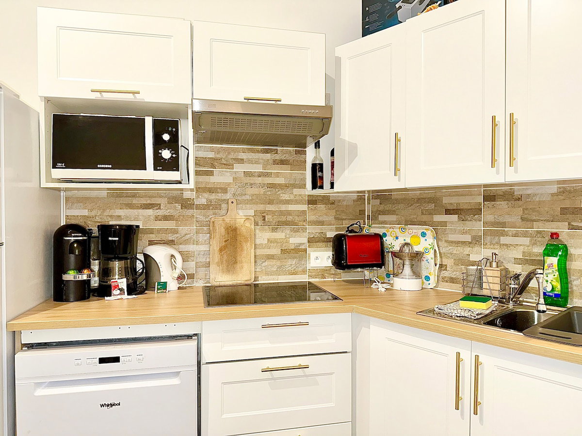 Full kitchen image 2