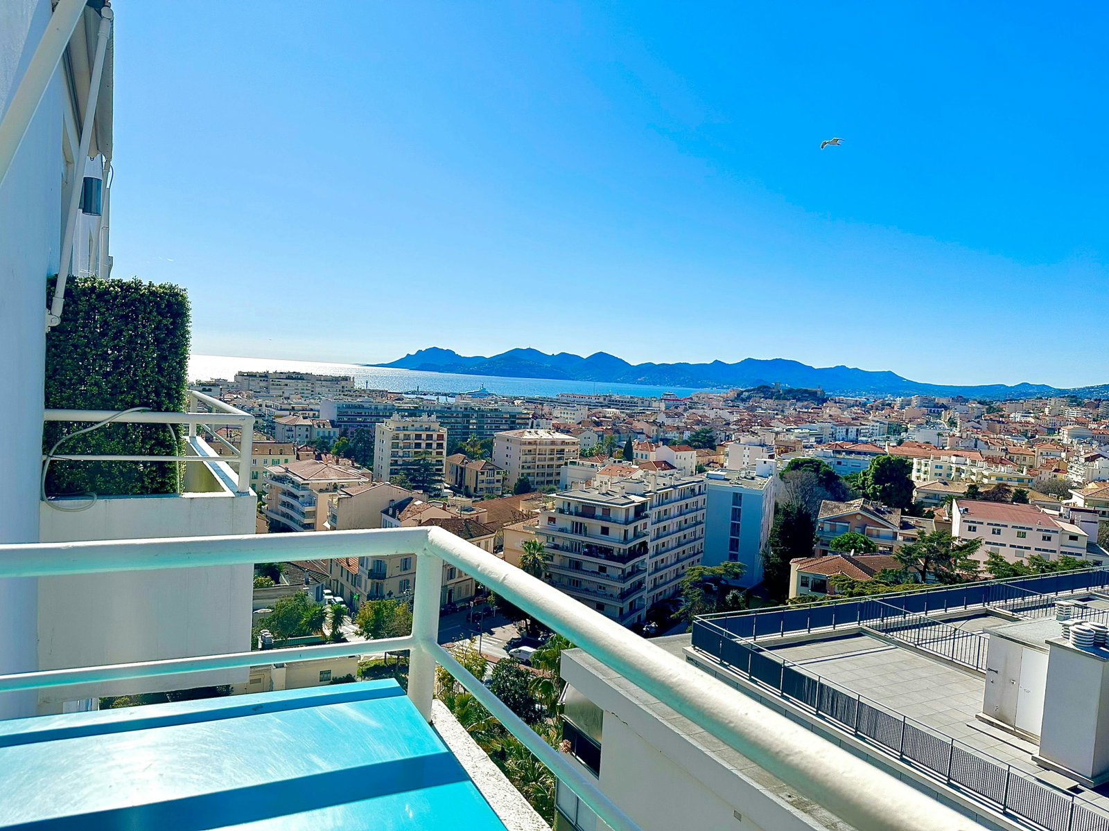 Superbe appartement au 8e étage avec vue imprenable sur la mer, parking privée e