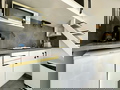 Au 1er étage d’un immeuble d’époque, cet élégant studio avec petite terrasse