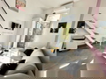 Au 1er étage d’un immeuble d’époque, cet élégant studio avec petite terrasse