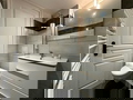 Au 1er étage d’un immeuble d’époque, cet élégant studio avec petite terrasse