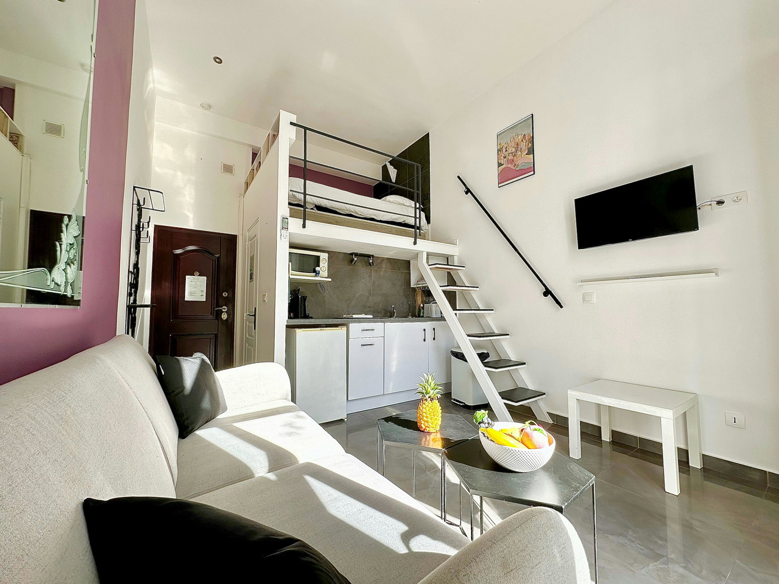 Au 1er étage d’un immeuble d’époque, cet élégant studio avec petite terrasse