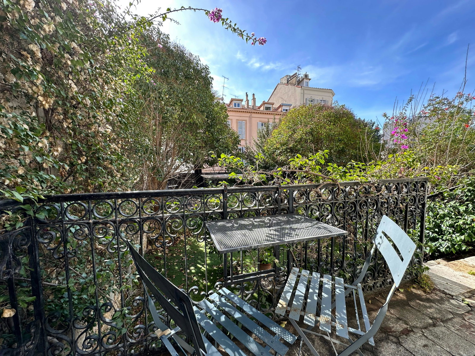Au 1er étage d’un immeuble d’époque, cet élégant studio avec petite terrasse