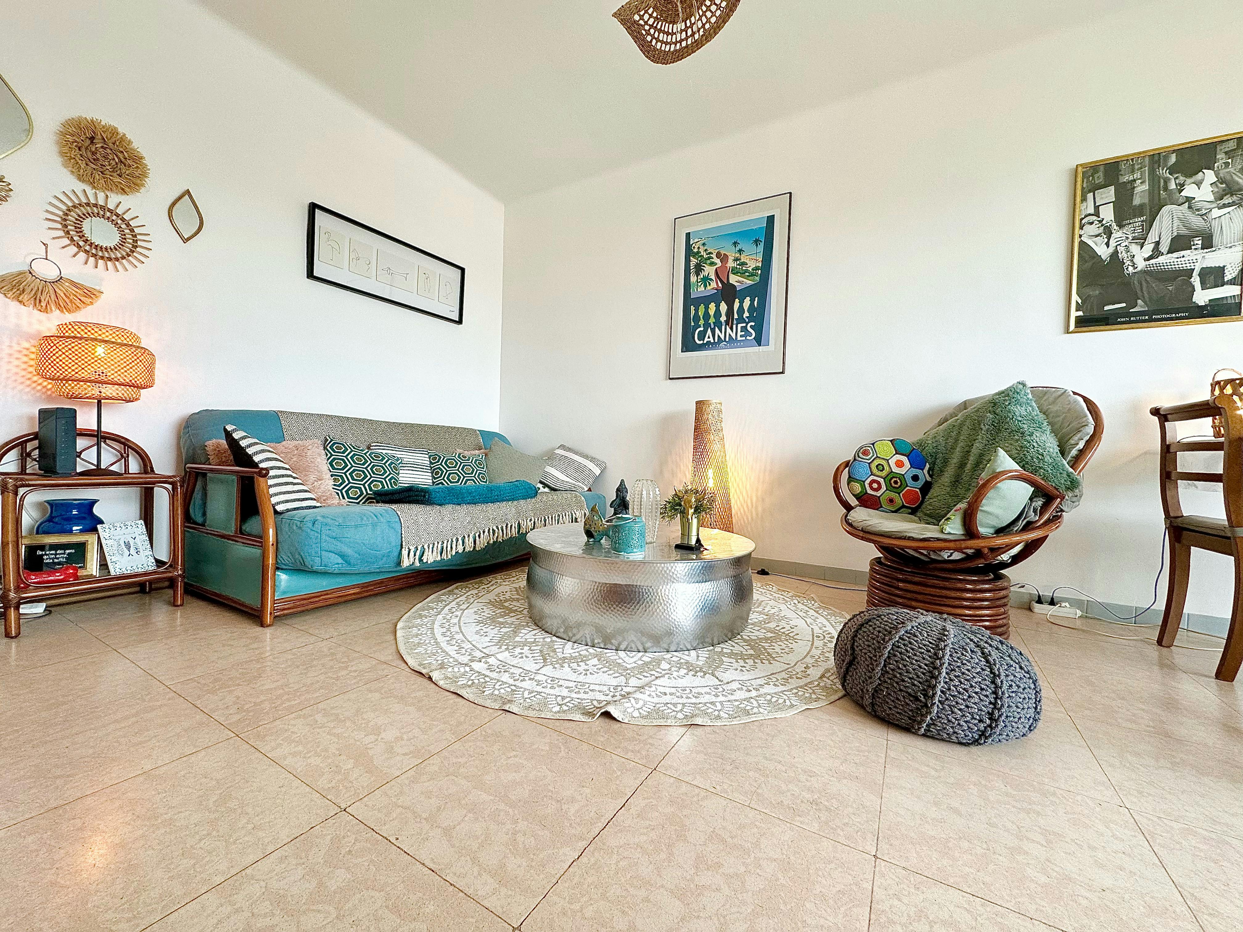 Beautiful 2-bedroom apartment with sea view, 10 minutes from Cannes city center.