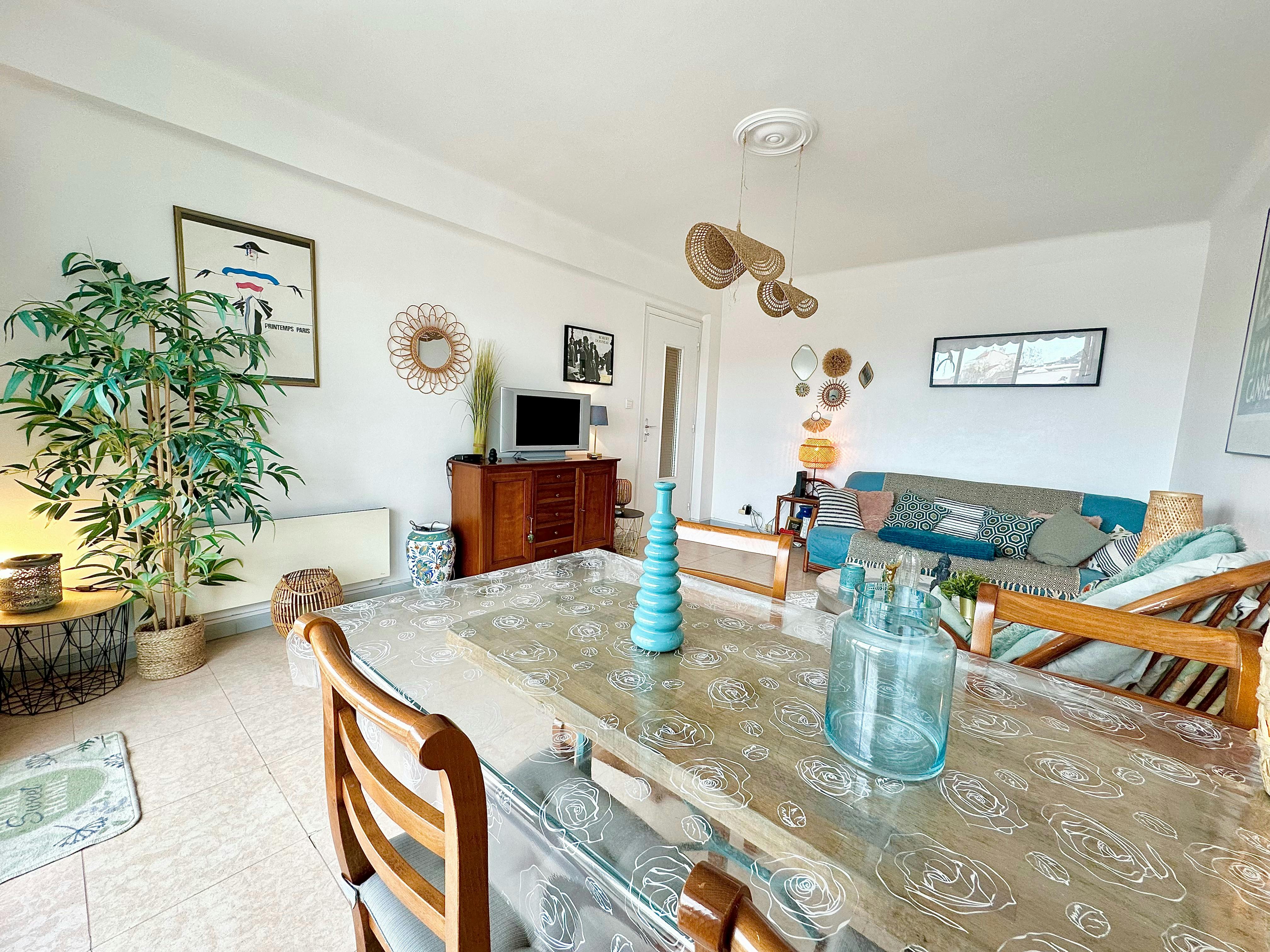 Beautiful 2-bedroom apartment with sea view, 10 minutes from Cannes city center.